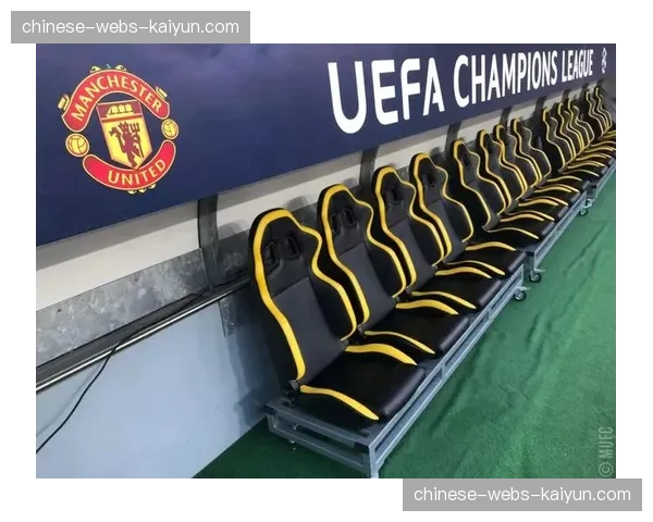 替补席视角：柏林赫塔教练组集体站立，手势指挥前锋线统一上抢时机